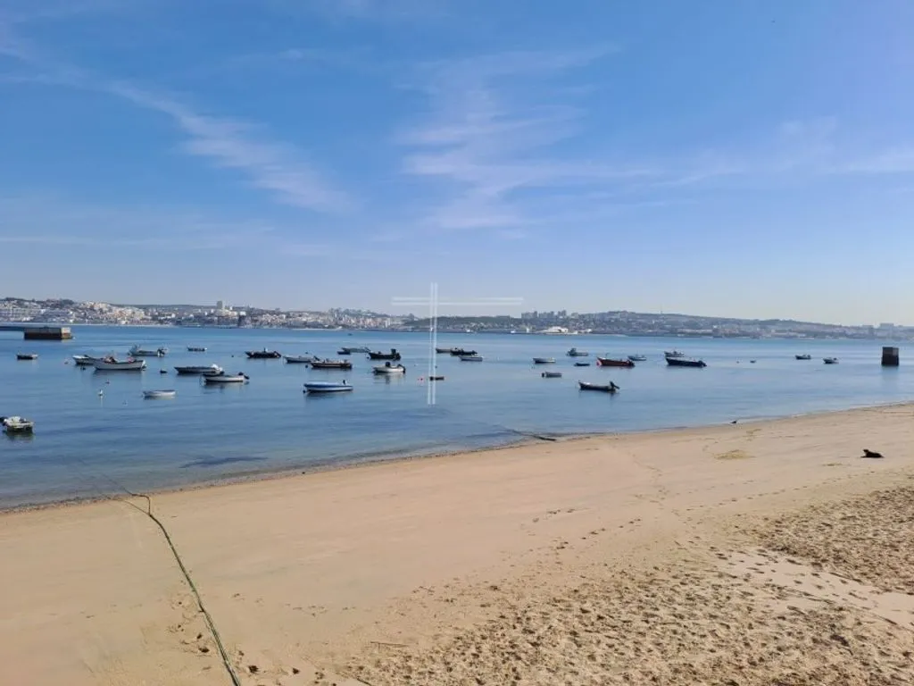 Development Land with River View in Trafaria