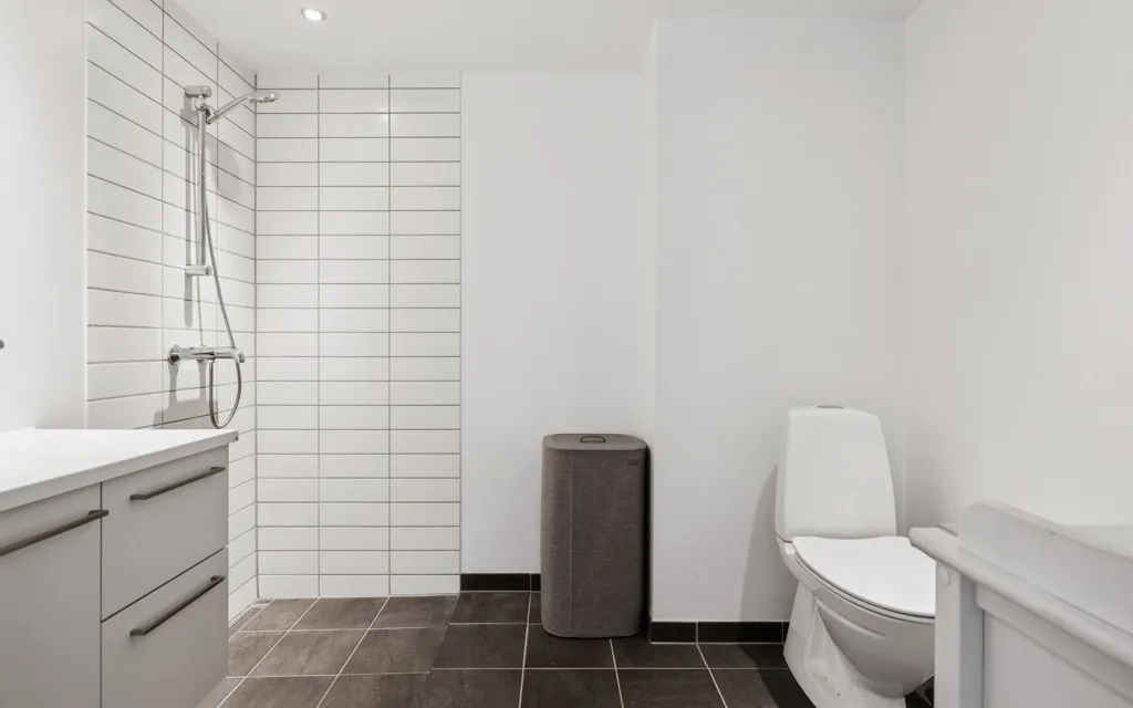 Salles de bain - Contemporary Terraced House in Skanderborg