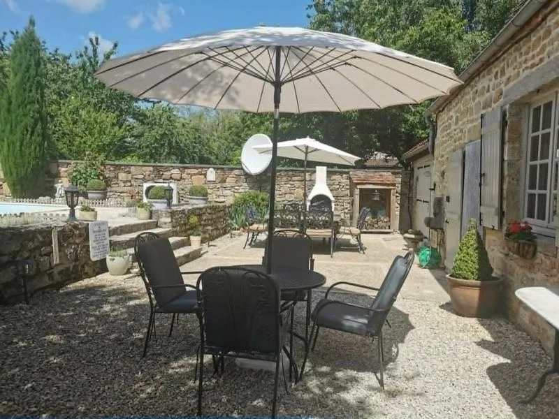 Terrasse - Maison avec Piscine et Jardin à Alvignac