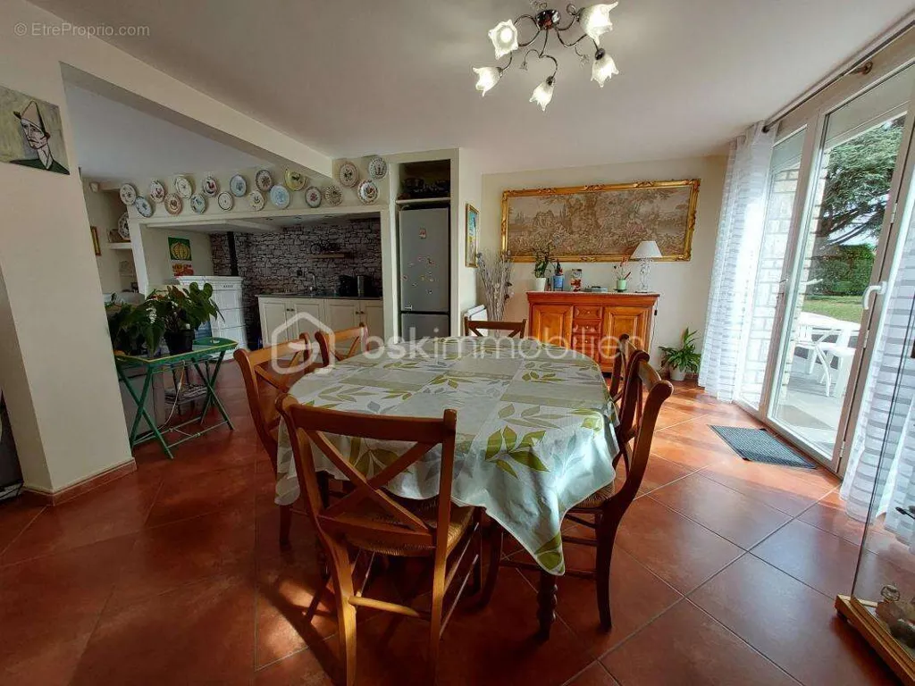 Salle à manger - Maison Traditionnelle avec Piscine sur Parcelle Arborée à Proximité