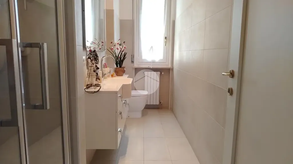 Salles de bain - Rustic Penthouse with Balcony in Parma