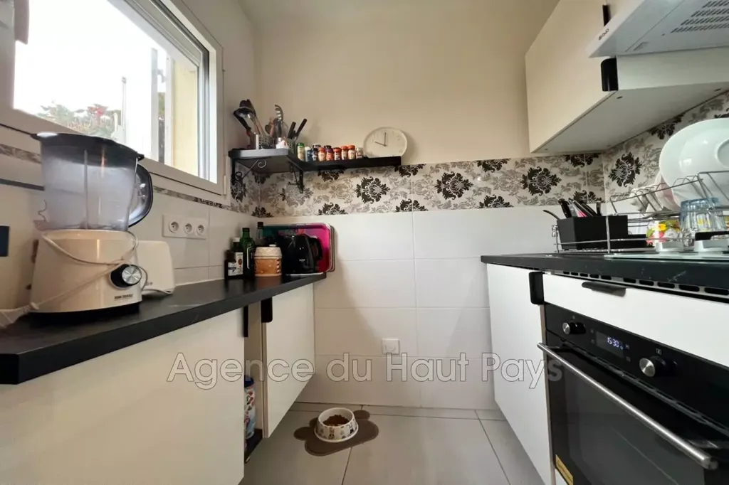 Cuisine - Studio Rénové avec Jardinet à Cannes