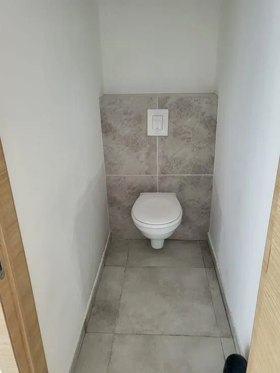 Bathrooms - 2-Bedroom Flat with Garden in Nivelles