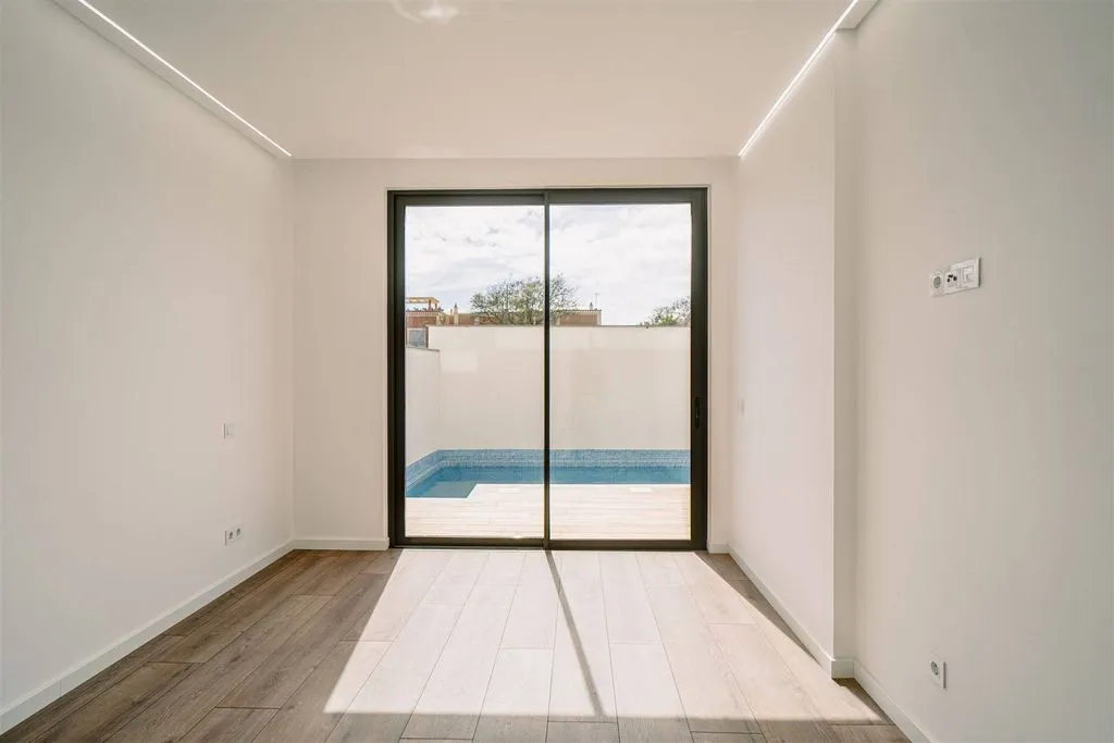 Entrée - Contemporary Semidetached with Rooftop in Fuseta