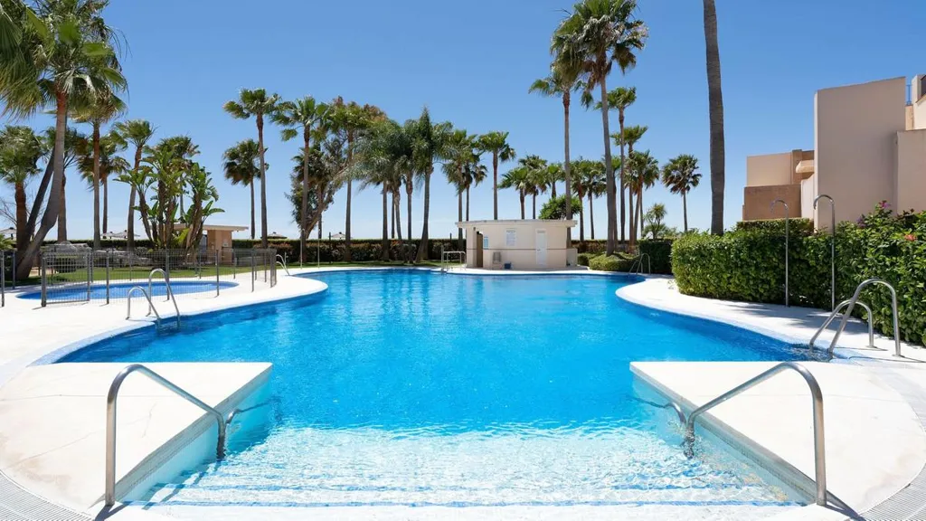 Piscine - Duplex Penthouse with 360 Views in Estepona