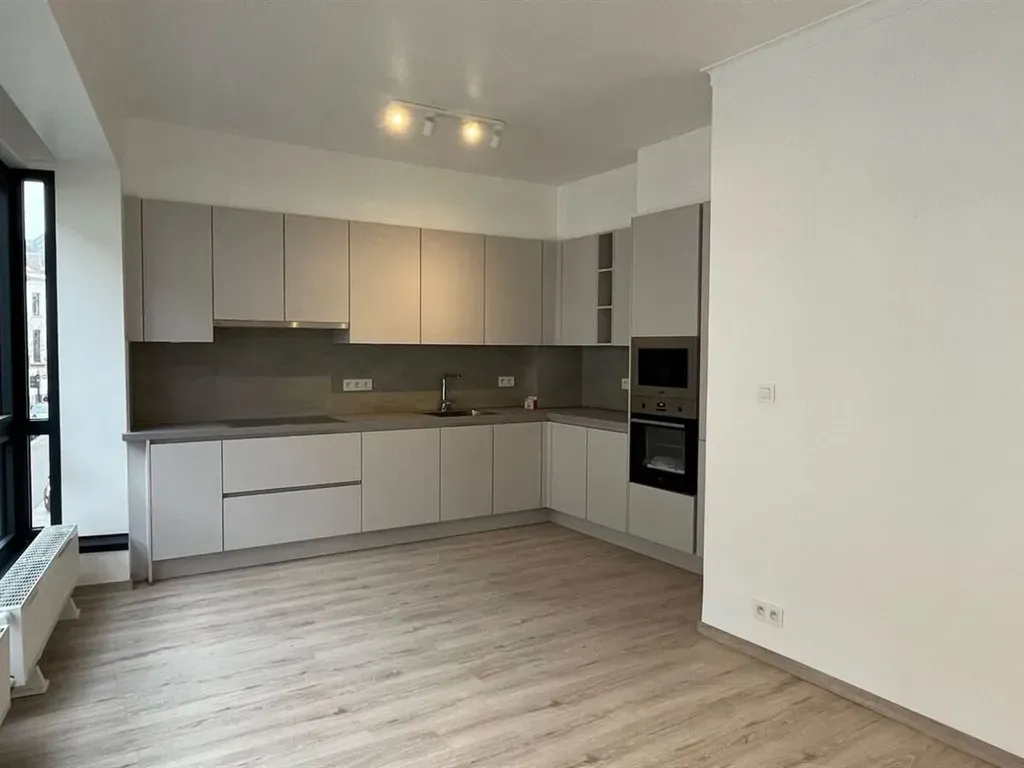 Cuisine - Appartement rénové avec vue sur les maisons néoclassiques à Anvers