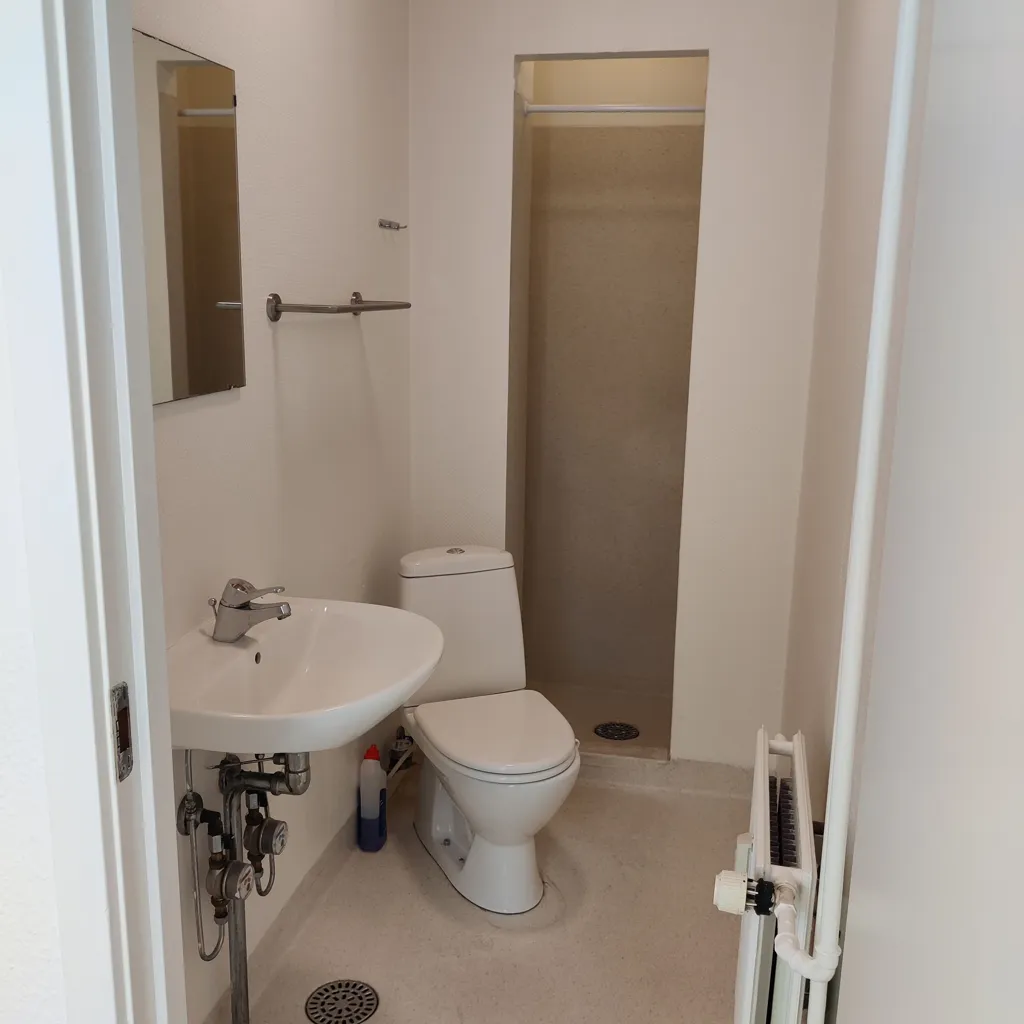 Salles de bain - One-Bedroom Apartment with Kitchen in Central Location