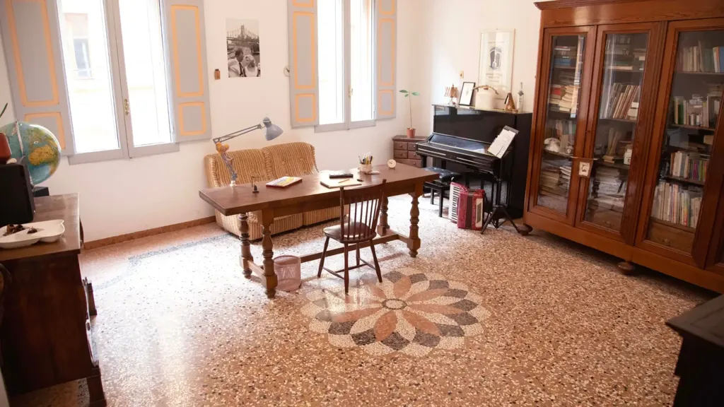 Bureau - Historic Apartment with High Ceilings in Bologna