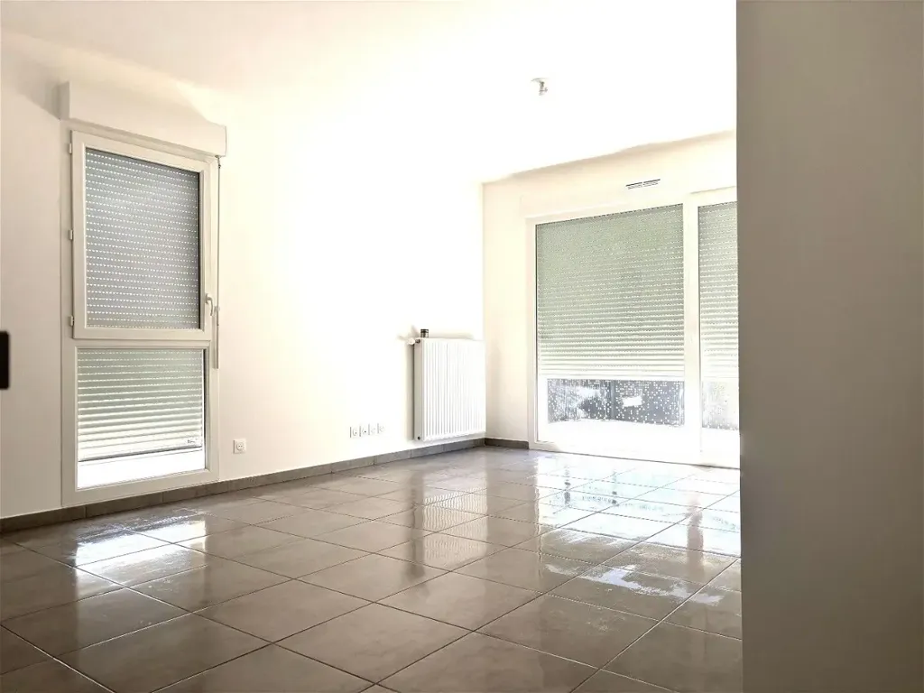 Toad - 3-Bed Apartment with Balcony in Jassans-Riottier
