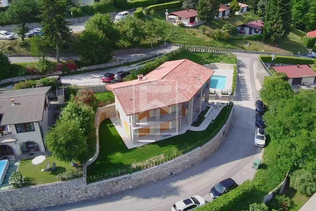 Õhuvaade - Villa with Pool Under Construction in Tignale