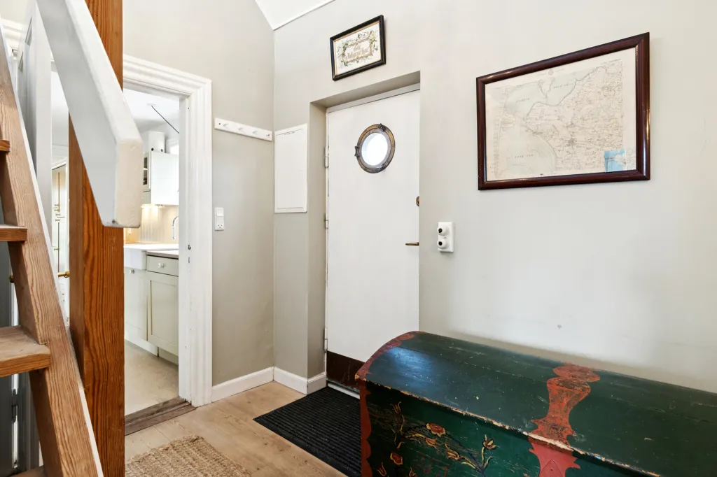 Entrée - Conservation-Grade Lighthouse Farmhouse on West Coast