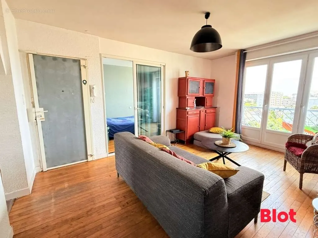 Soggiorno - T4 Apartment with East/West Orientation in Rennes