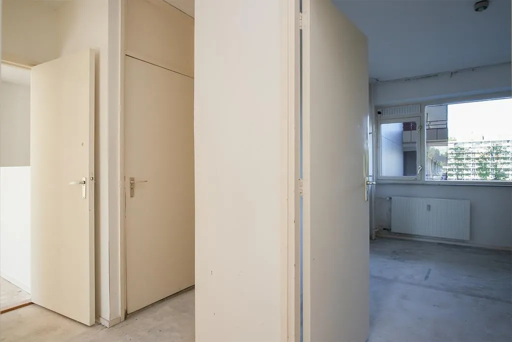 Esik - 4-Bedroom Apartment with Balcony in Delft