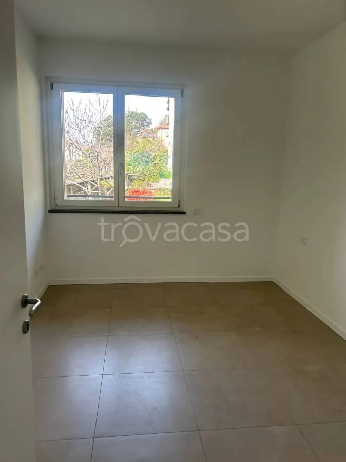 Rooms - Modernised Trilocale with Private Garden in Varese