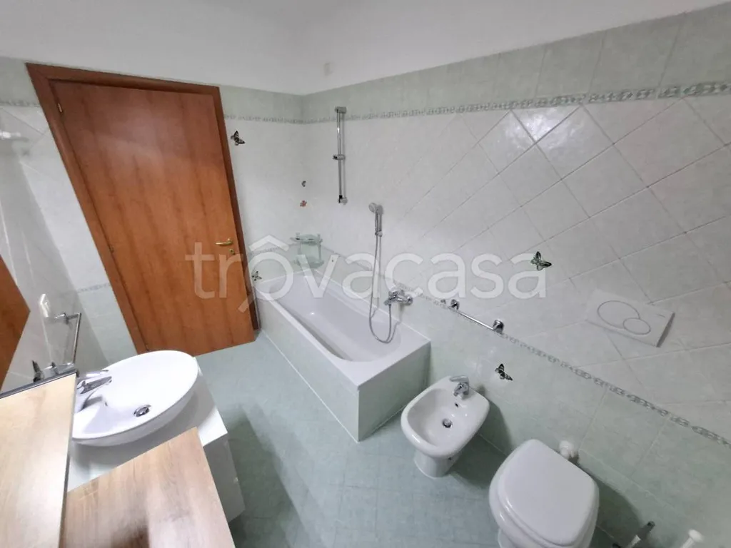 Bathrooms - Fully Furnished Flat in Bregnano