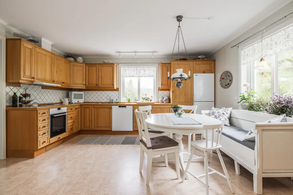 Cuisine - Historic Villa with Forest View in Västloning