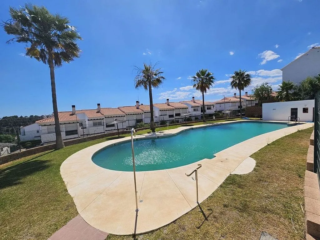 Bassein - Terraced House with Pool in Hipódromo