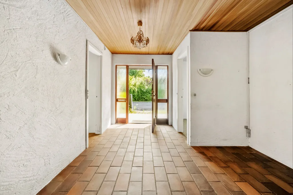 Esik - Large Villa for Modernisation in Albertslund