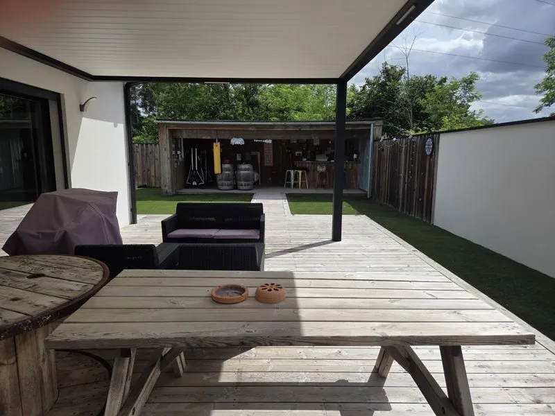 Terrass - Architectural House with Garden in Quiet Area