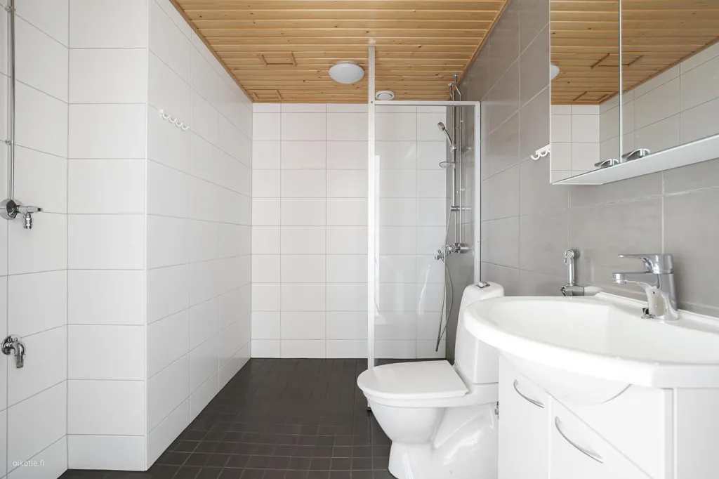 Vannitoad - Bright Apartment with Balcony in Espoo