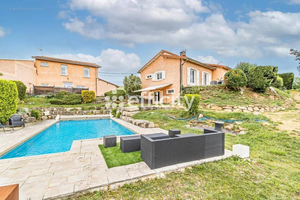 Bassein - Villa with Pool in Saint-Laurent-d'Oingt
