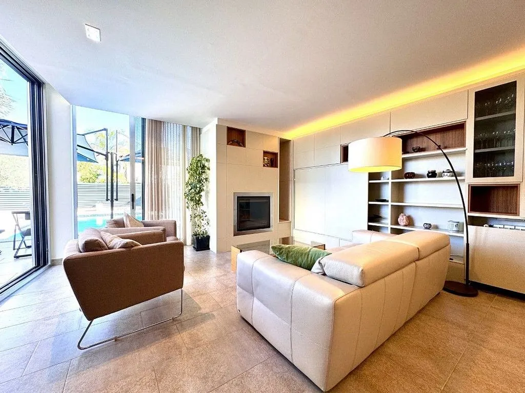 Elutuba - Villa with Pool in Residential Area