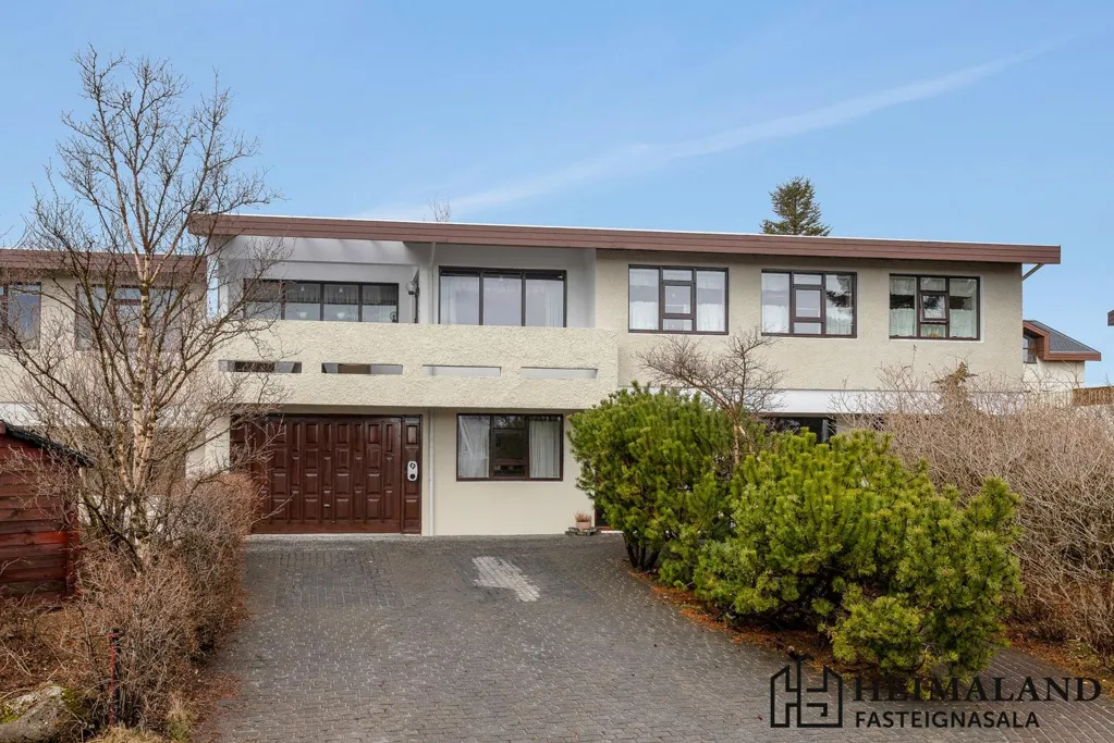 Esterno - Two-Storey End House with Garden in Reykjavik