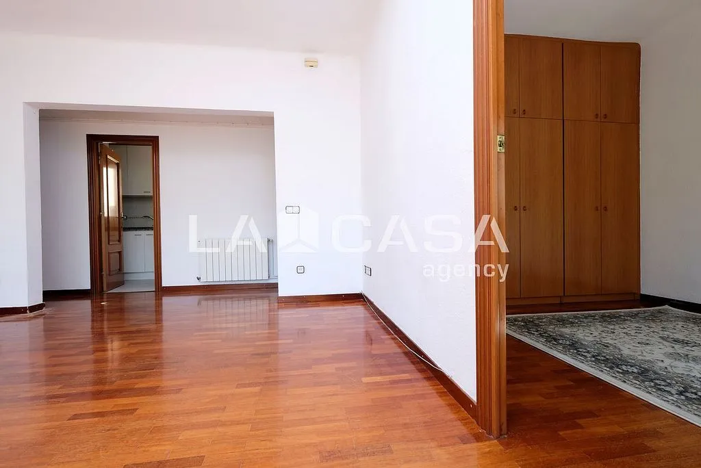 Elutuba - East-West Oriented Flat near Passeig Maragall