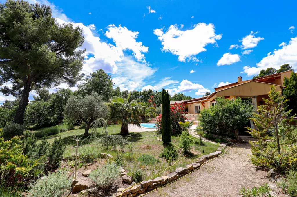 Jardin - Propriété avec Piscine et Jardin Paysager à Flayosc