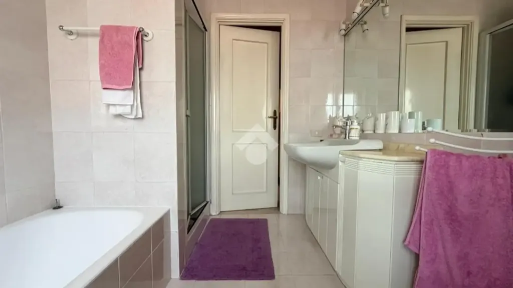 Bagni - Trilocale with Balcony in Brescia