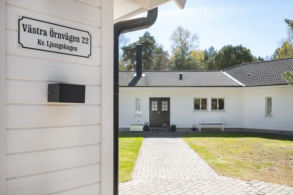 Außenansicht - Spacious Bungalow with Pool in Ljungskogen