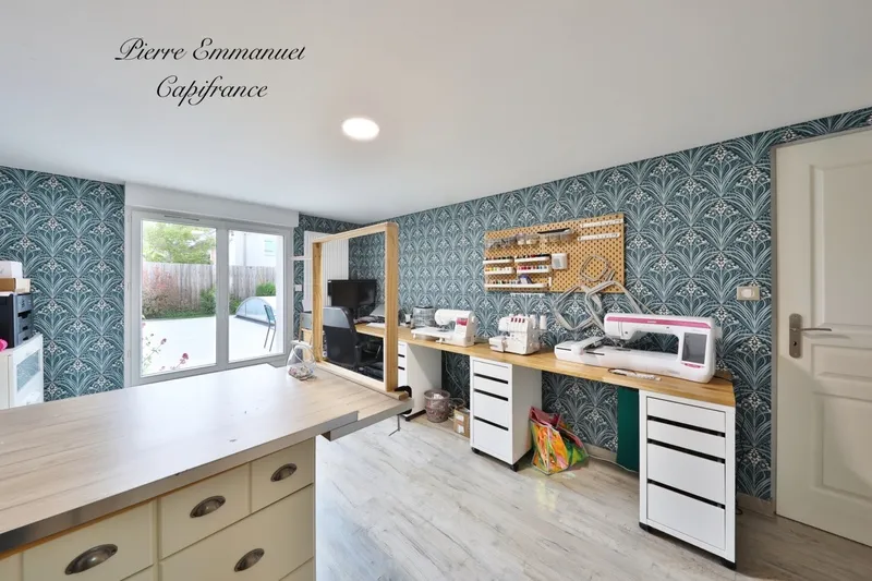 Cuisine - Villa Contemporaine avec Piscine à Saint-Ambreuil