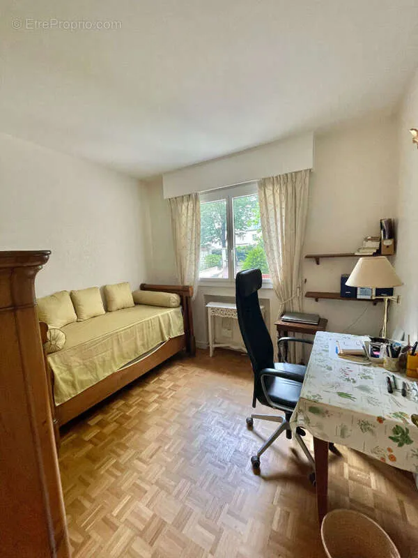 Chambres - Appartement Familial avec Parking à Maisons-Laffitte