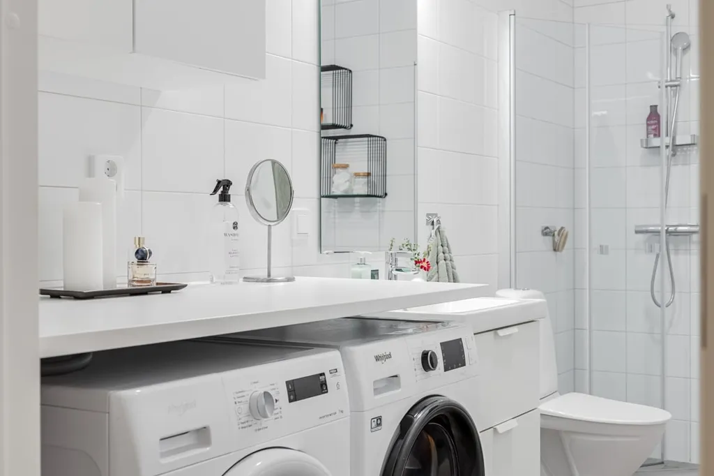 Salles de bain - Modern Two-Bedroom with Garden in Central Malmö