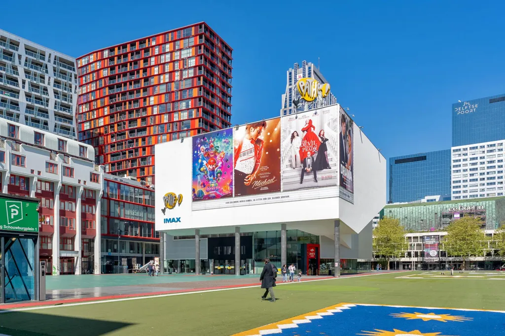 Galerie Flat with Skyline View in Rotterdam