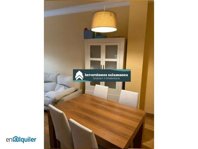 Salle à manger - Ample Flat with Balcony in City Centre