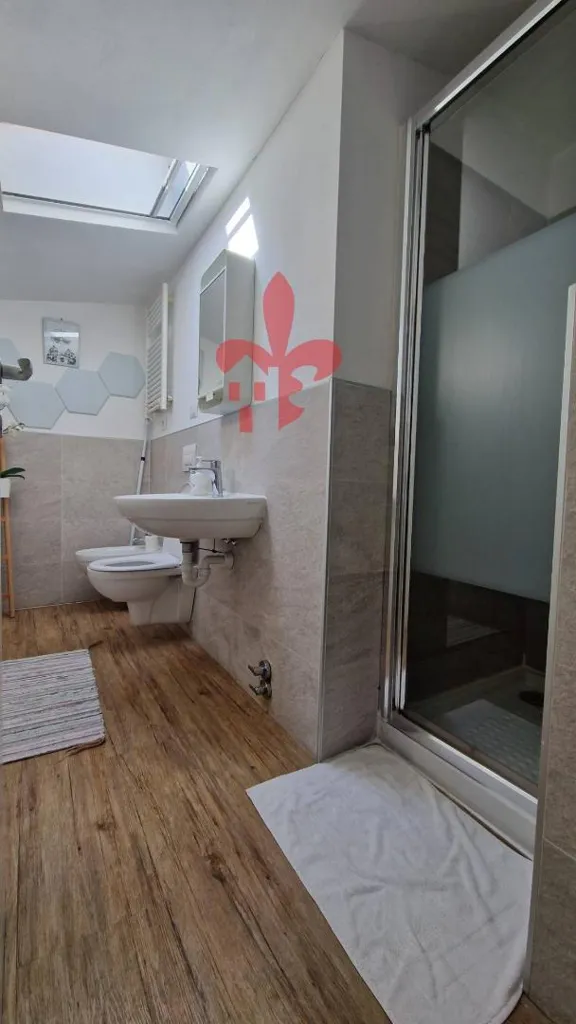 Salles de bain - Modernised Two-Bedroom Flat with Garage in Florence