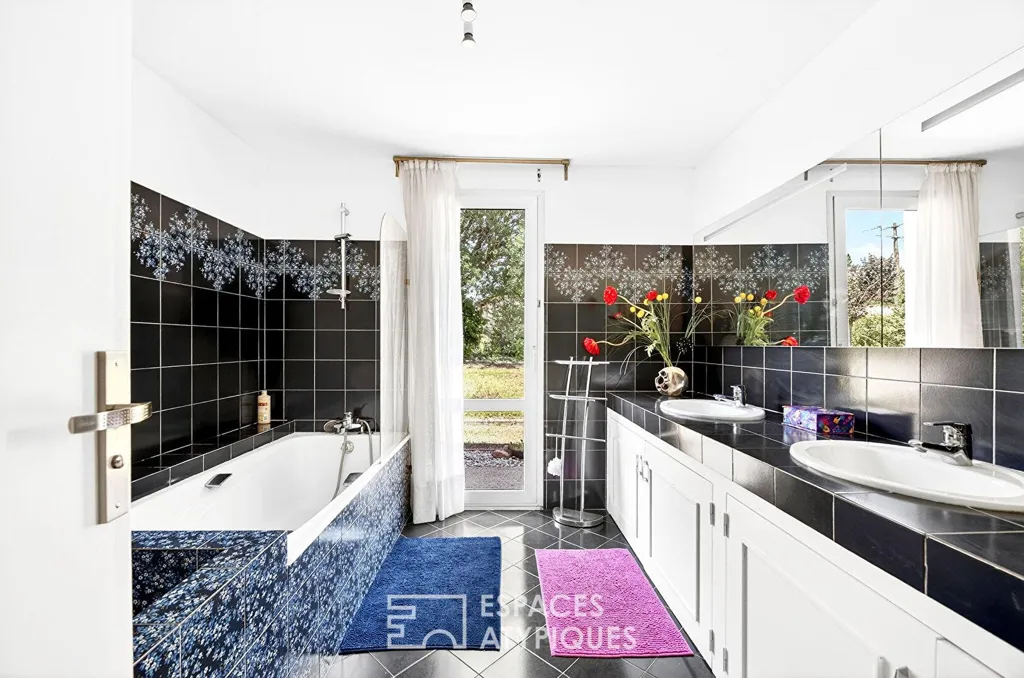 Salles de bain - Maison d'Architecte avec Piscine dans un Écrin Naturel