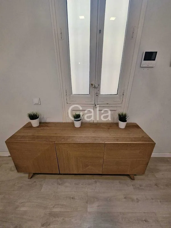 Esik - Modernised Flat with South Light in Trafalgar