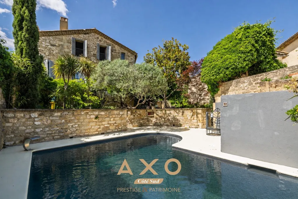 Piscine - Ensemble Immobilier d'Hébergement avec Piscine à Collias