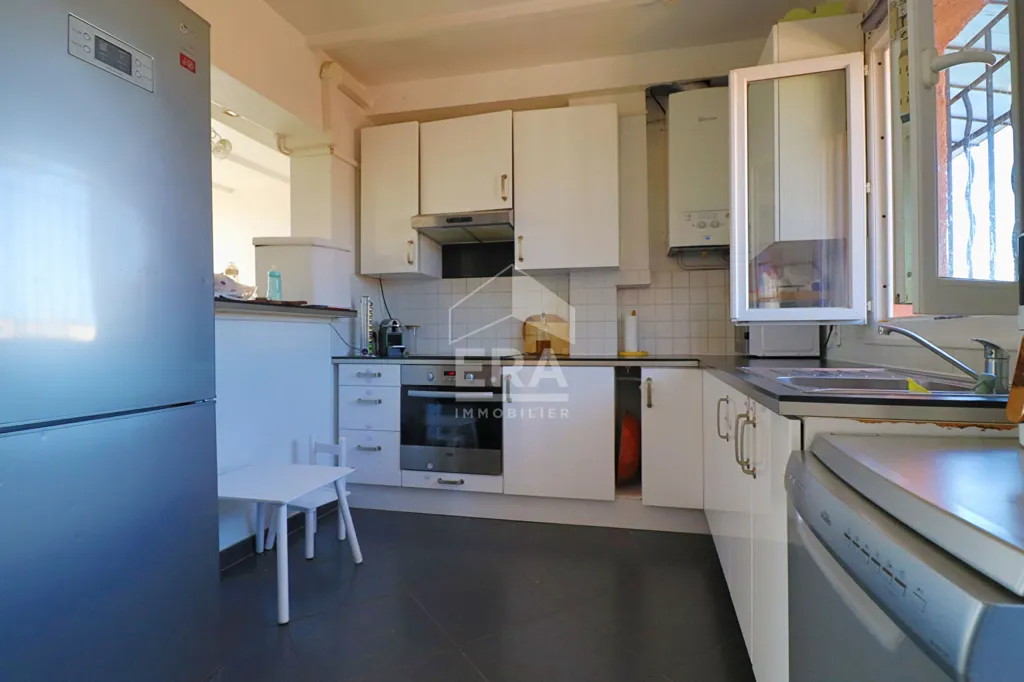Köök - Bright 3-Bed Apartment with Balcony in Marseille