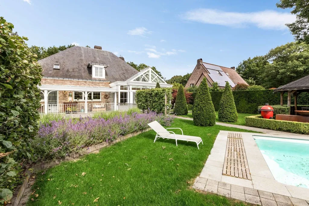 Piscine - Villa avec Piscine et Bureau à Lanaken