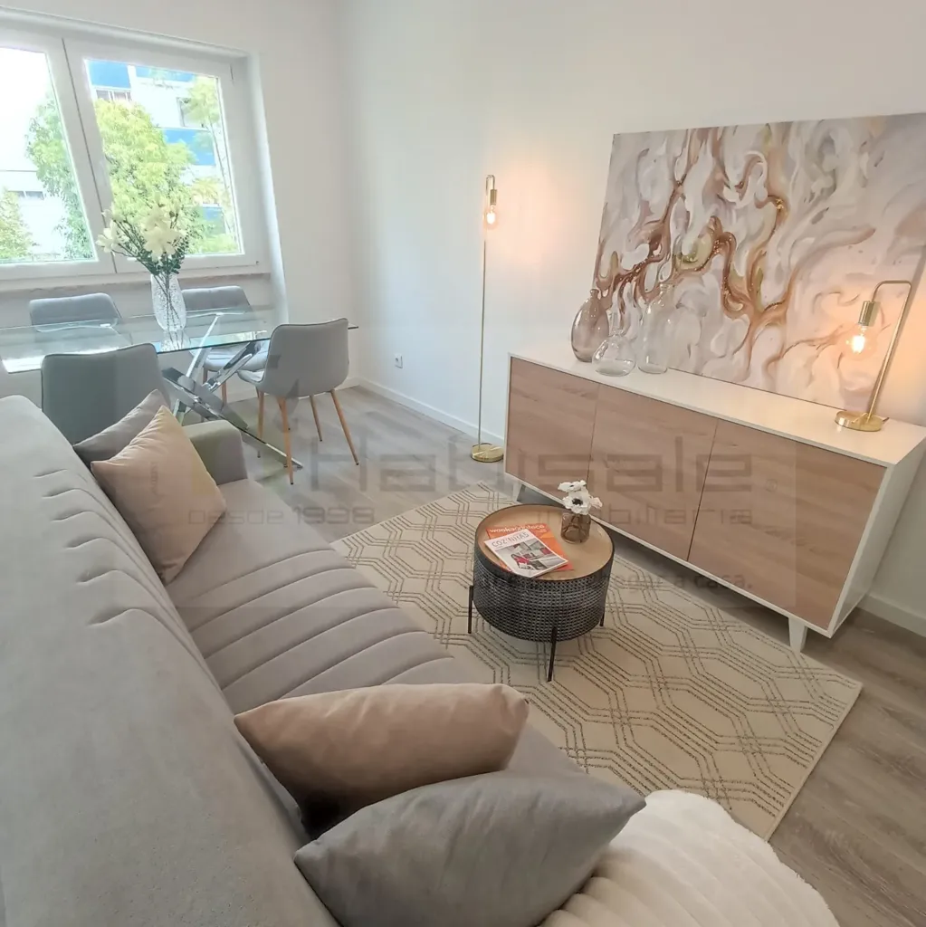 Elutuba - Refurbished 3-Bedroom Apartment with Balcony in Lisbon
