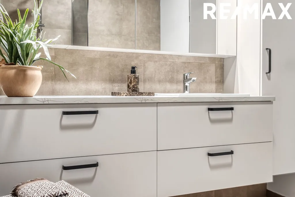 Salles de bain - 5-Bed Apartment with Balcony in Álftanes