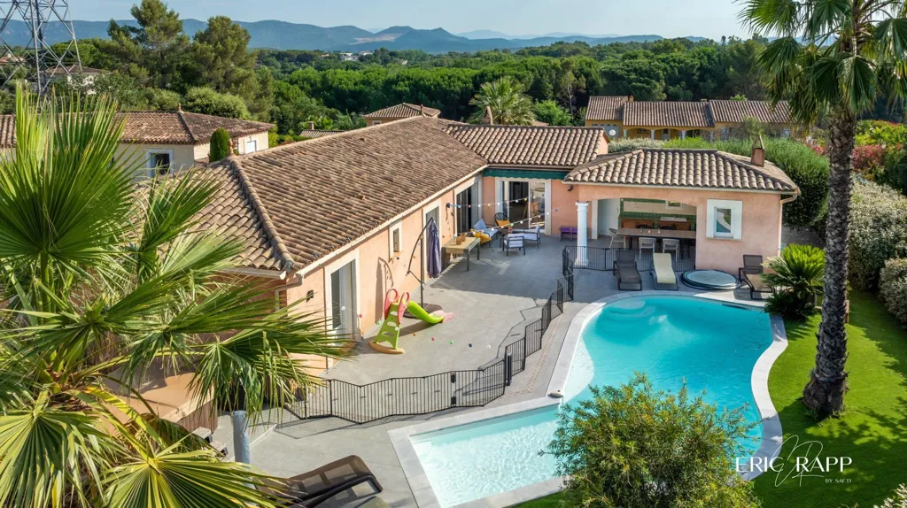 Vue aérienne - Villa avec Piscine et Jardin à Puget-Sur-Argens