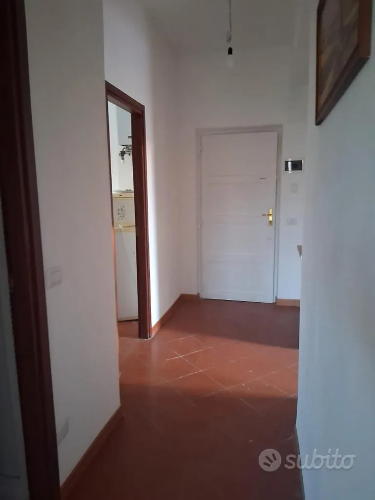 Entrée - Two Student Rooms in Central Via Vico