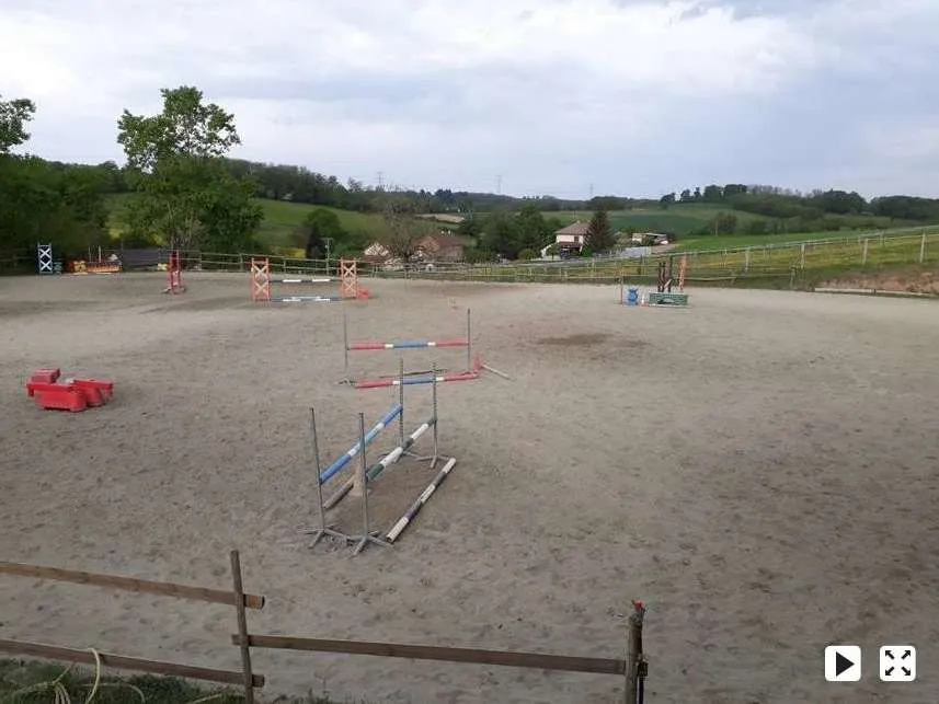 Aed - Equestrian Estate with Stable in Bourgoin-Jallieu
