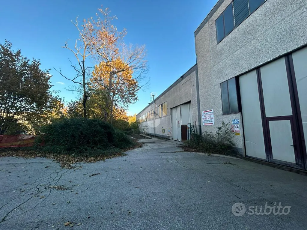 Warehouse with Ramp in Cellatica Industrial Zone