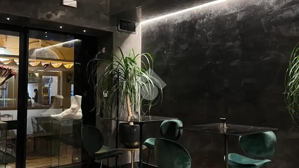 Salle à manger - Commercial Space with Four Windows in Nardò