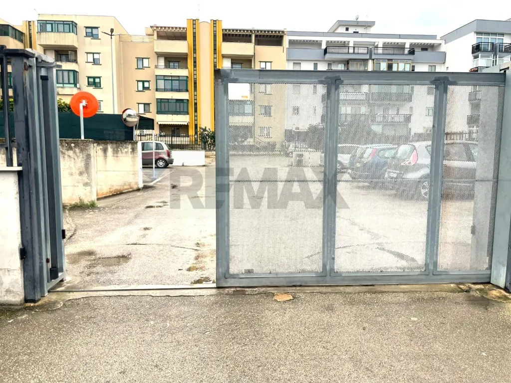 Esterno - Garage in Trani with Electric Gate